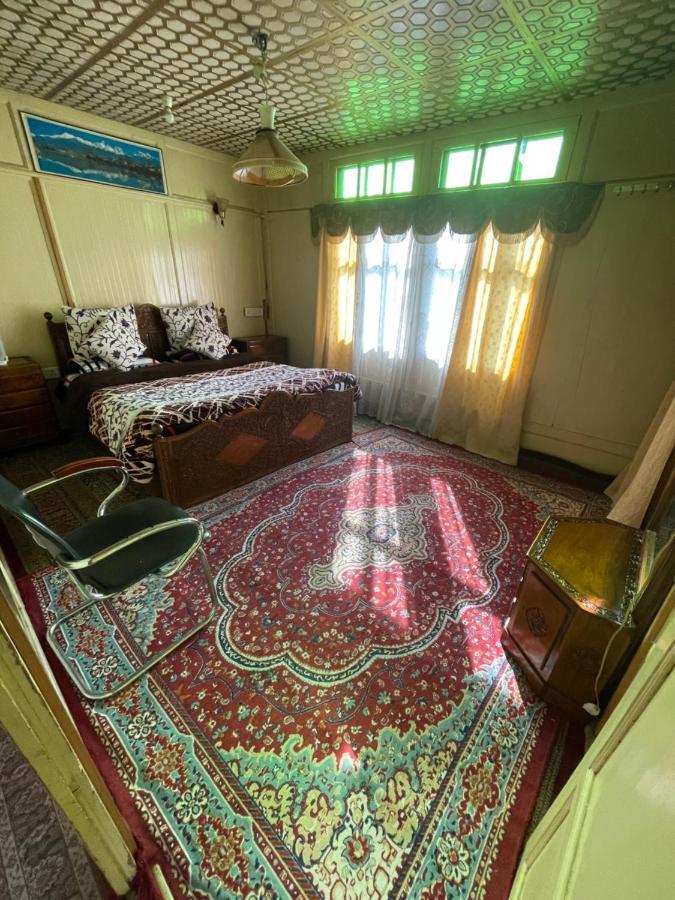 Отель The Heritage Safina Group Of Houseboats Сринагар Экстерьер фото