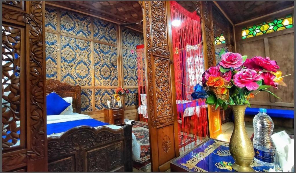 Отель The Heritage Safina Group Of Houseboats Сринагар Экстерьер фото