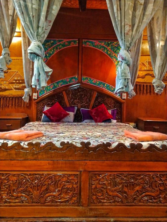 Отель The Heritage Safina Group Of Houseboats Сринагар Экстерьер фото