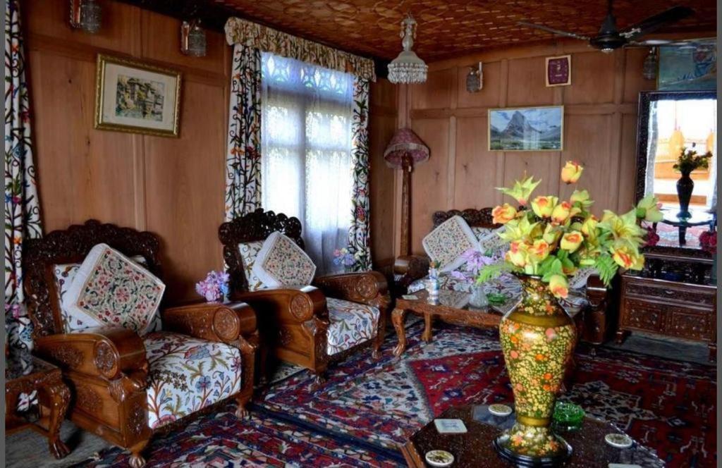 Отель The Heritage Safina Group Of Houseboats Сринагар Экстерьер фото