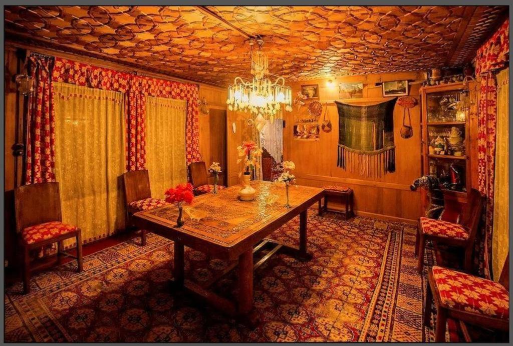 Отель The Heritage Safina Group Of Houseboats Сринагар Экстерьер фото