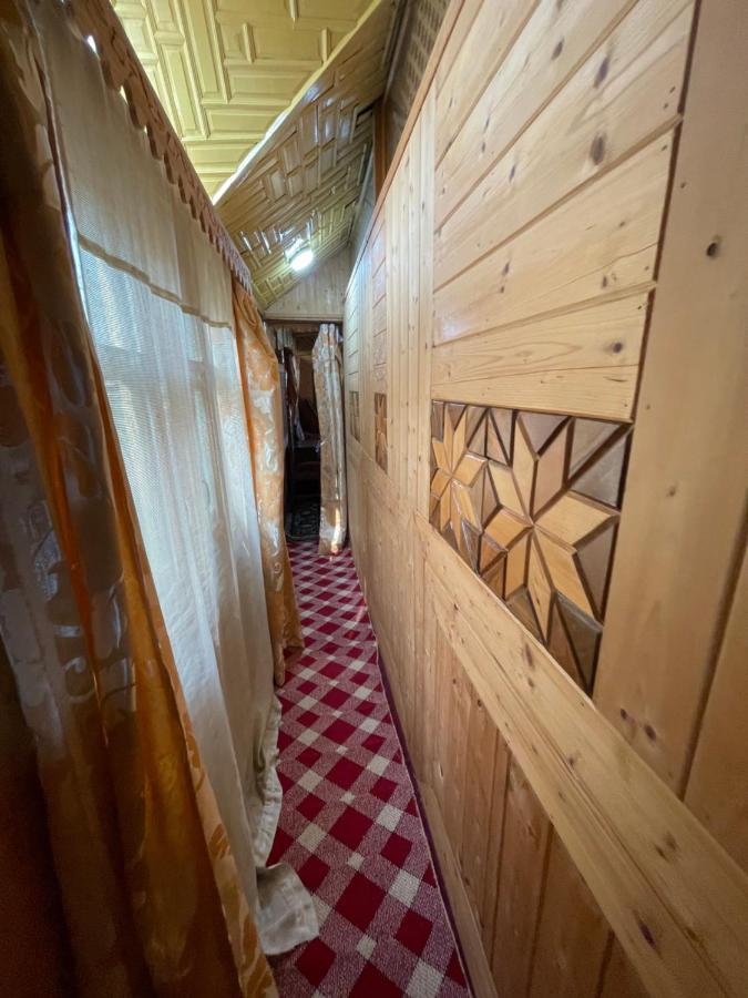 Отель The Heritage Safina Group Of Houseboats Сринагар Экстерьер фото