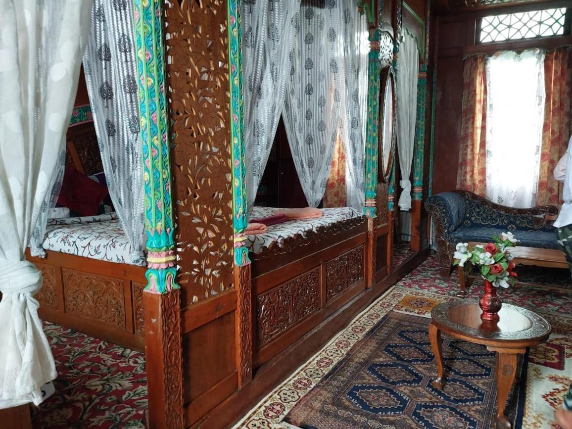Отель The Heritage Safina Group Of Houseboats Сринагар Экстерьер фото