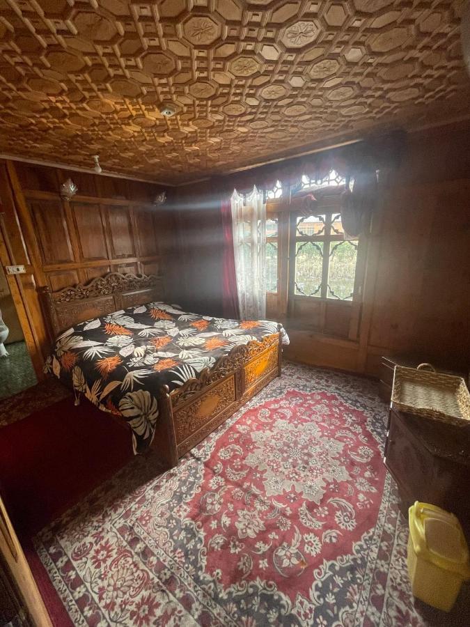 Отель The Heritage Safina Group Of Houseboats Сринагар Экстерьер фото